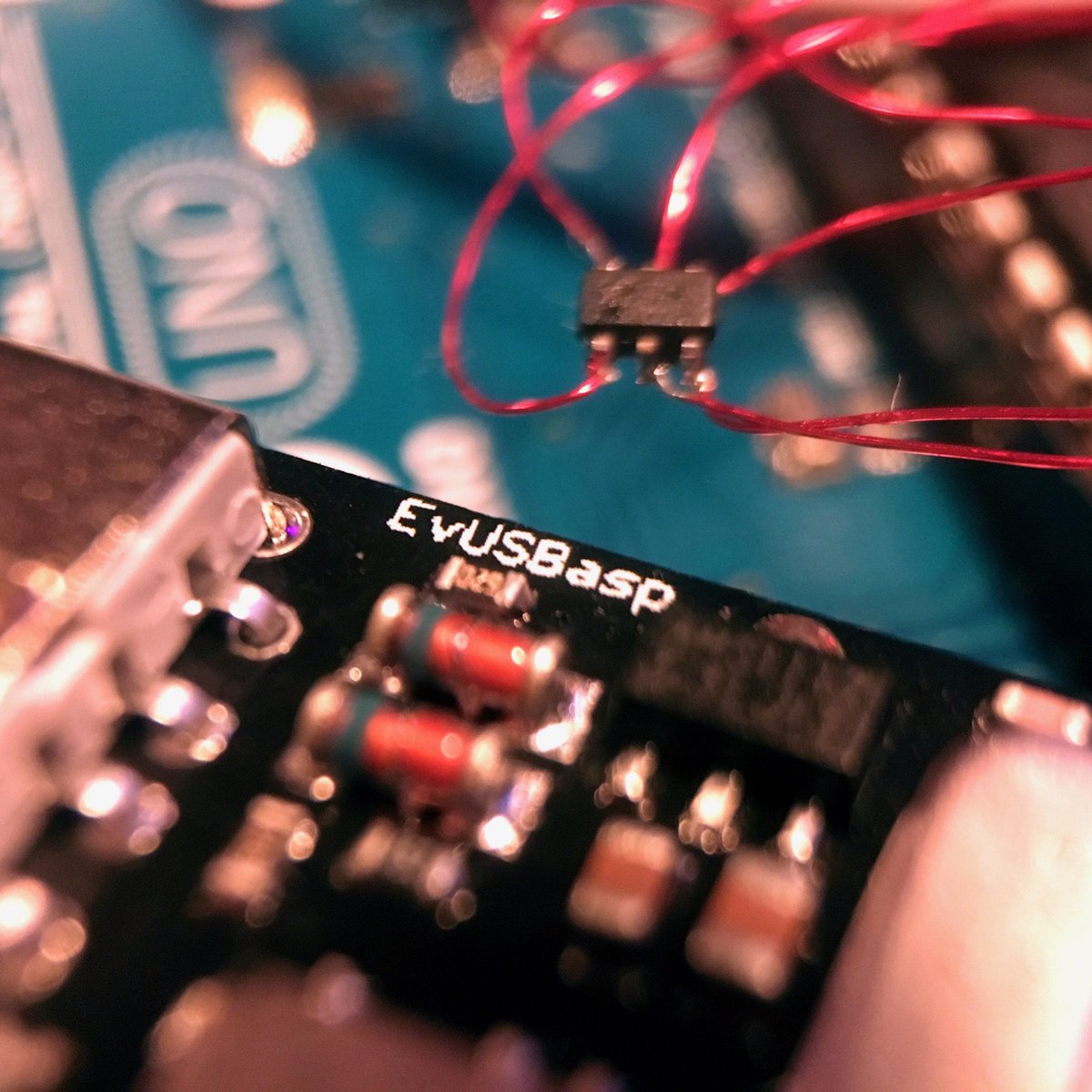 MichMich's tweet photo. After my previous tiny failure. It’s now time for a tiny success! Lets get that ATTiny10 flashing working! Check out my blog for the full story, more pictures and the solution for the flashing issue. - https://t.co/Cvs0bF1181 - #attiny10 #avr #usbasp #arduino #firmware #ws2812b https://t.co/CnWM4T2oHA