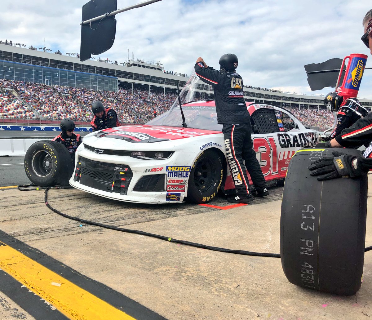 RCRupdates's tweet photo. Lap 47: @RyanJNewman pits under green for 4 tires and fuel. In: 18 #GraingerRacing #GiveBood https://t.co/lyVjjtE0h3