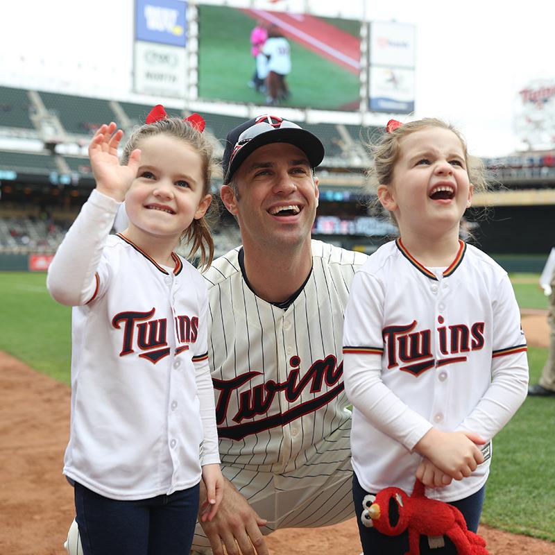 Twins's tweet photo. ♥ Joe and his girls. ♥

#MNTwins https://t.co/GGba4qrh7y