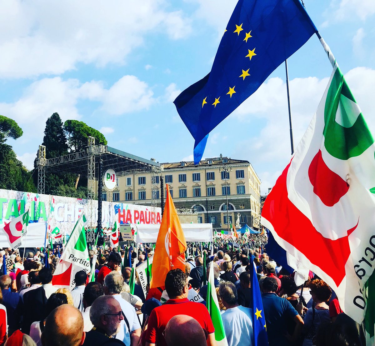 FCerquozzi's tweet photo. Quattro gatti dicevano......
E invece siamo in 50.000. 
50.000 persone che non hanno paura.
#Unsolofuturo #perlitaliachenonhapaura #piazzadepopolo @pdnetwork https://t.co/yPweylibjW