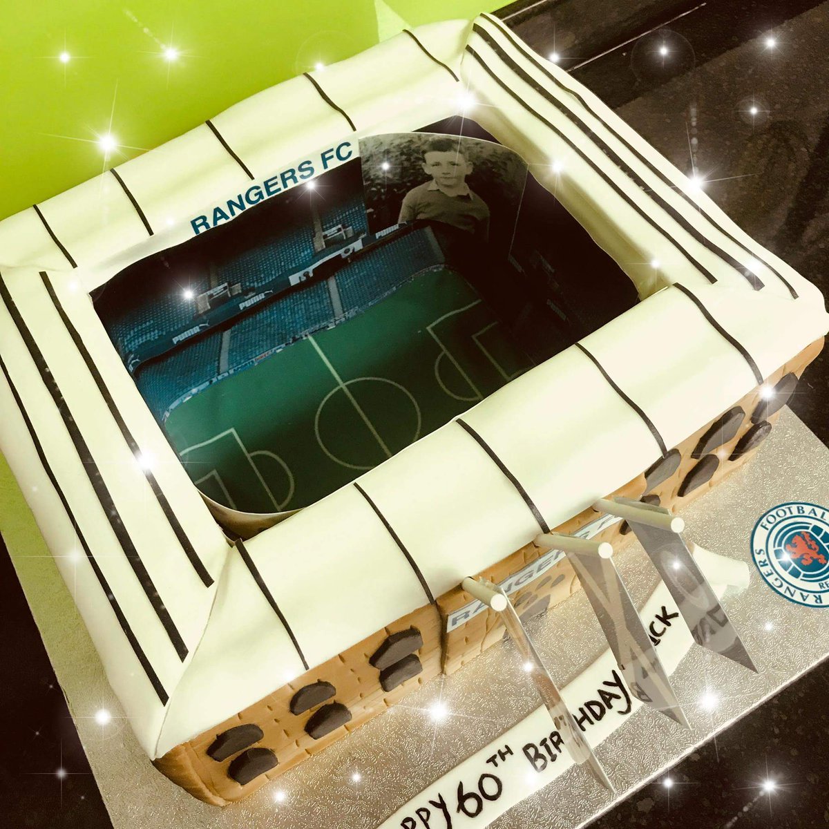 Ktjohnx's tweet photo. How amazing was my dad's cake I had made !! Absolutely buzzin with it. https://t.co/9RbdXh5oZx