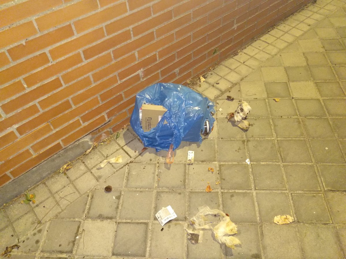 davidramosmer's tweet photo. @aytogetafe esta bolsa que algún incivico tiró hace más de una semana en el barrio de Sector III, sigue en el mismo sitio. El mismo tiempo que el equipo de limpieza no pasa por aquí. Entre Quinto Centenario y Arte Visigótico. Aquí también pagamos impuestos . https://t.co/bLp0evYQEG