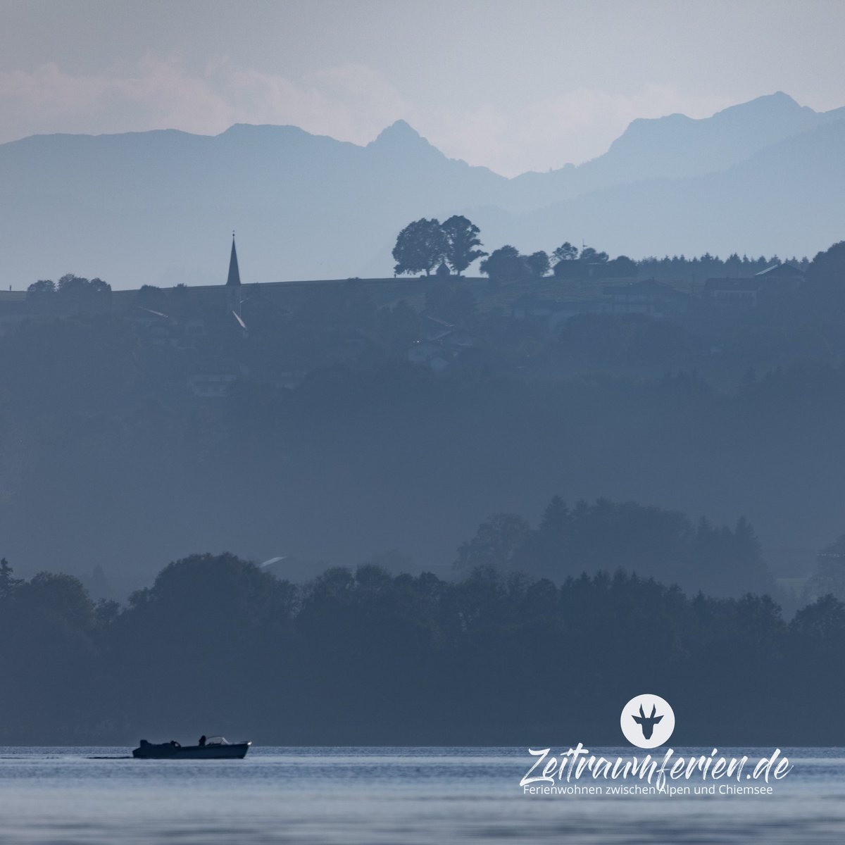 Der Chiemgau als Scherenschnittmotiv - gibt es nur für eine Übernachtung bei Zeitraumferien 😜 🐏 #chiemsee #zeitraumferien #urlaubsarchitektur #ferienwohnung #bayern #urlaubamchiemsee #ilovechiemsee