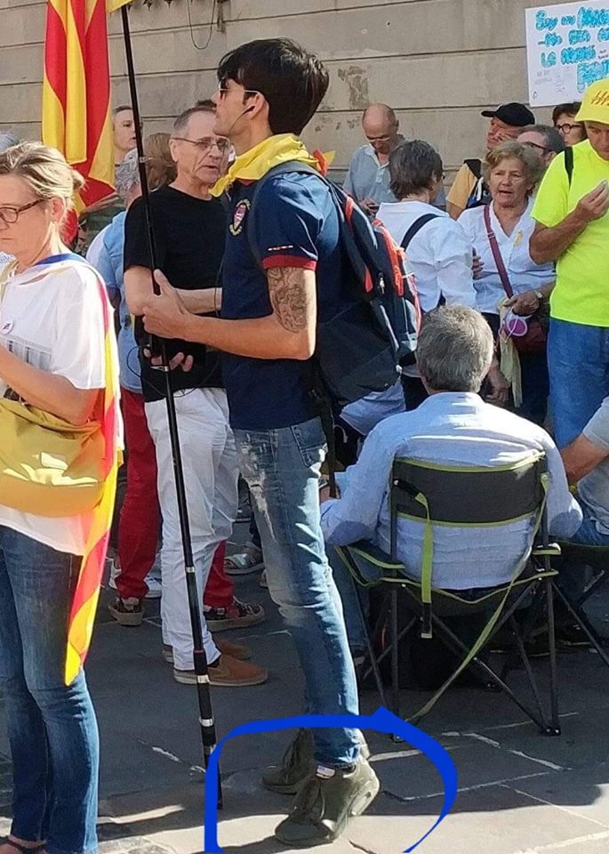 ANC_Mossos's tweet photo. Nota adreçada a @okdiario : "Éste con los zapatos de las fuerzas de seguridad del estado, es al que quieren hacer pasar por un independentista violento cuando en realidad es un infiltrado. ¿Hace falta decir nada más? @CiudadanosCs @PPopular @socialistes_cat @parlamentcat @govern https://t.co/ooOBFmxFQm