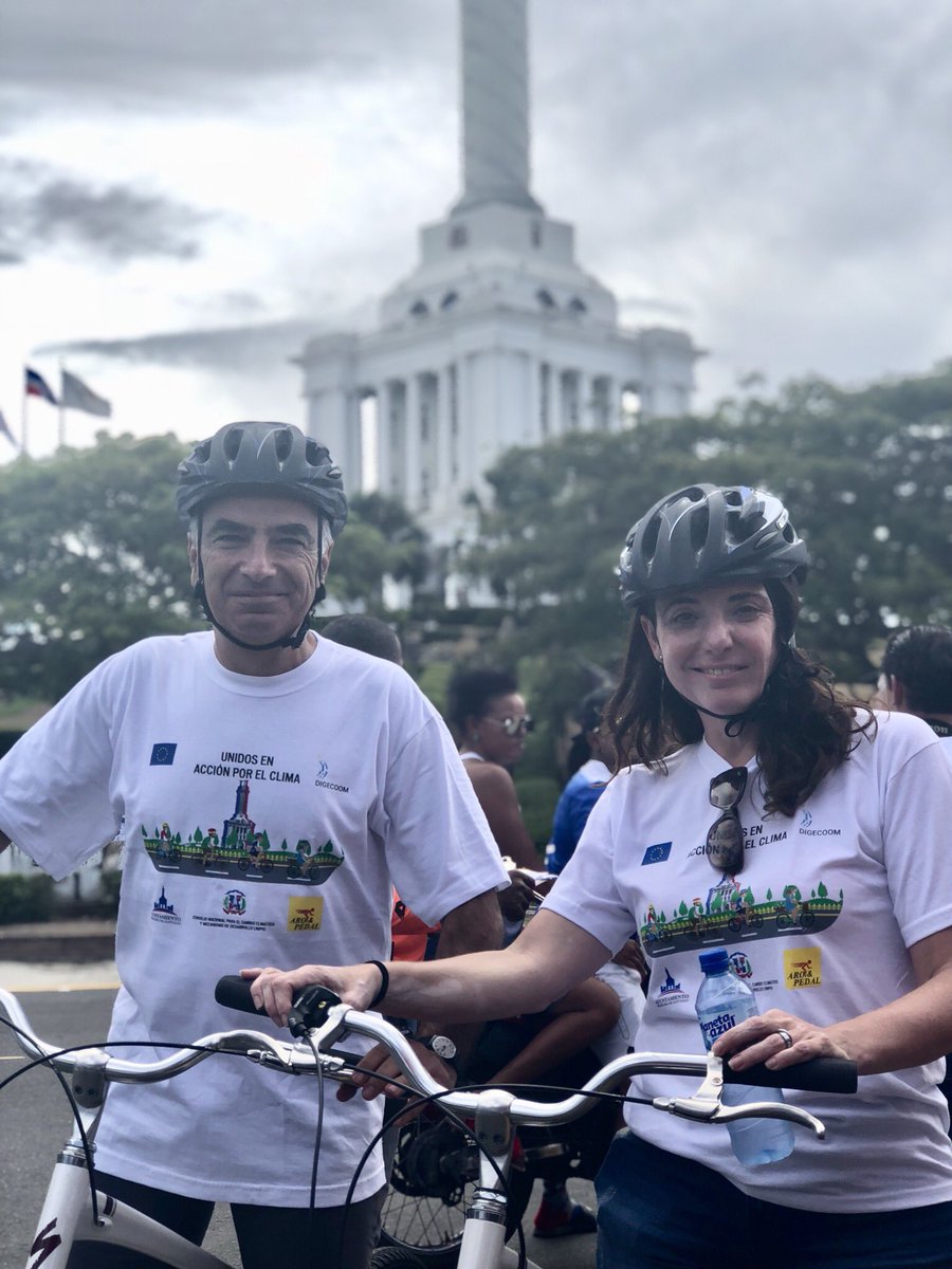PaisesBajosenRD's tweet photo. Nuestra Embajadora @AVerrijp Pedaleando en acción por el clima junto a @UnionEuropeaRD @AlcaldiadeStgo @Digecoom_RD @aroypedal #euforclimatechange #MakeYourMiles #ClimateAction https://t.co/c0ZN6dFc3p