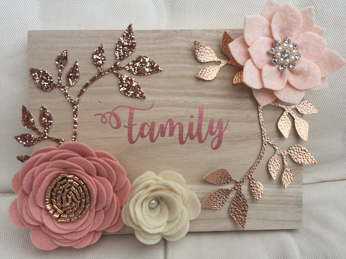 CraftyMelanie's tweet photo. Nearly missed #HandmadeHour with my new Family freestanding wooden plaque! https://t.co/lIv7QdlGA4