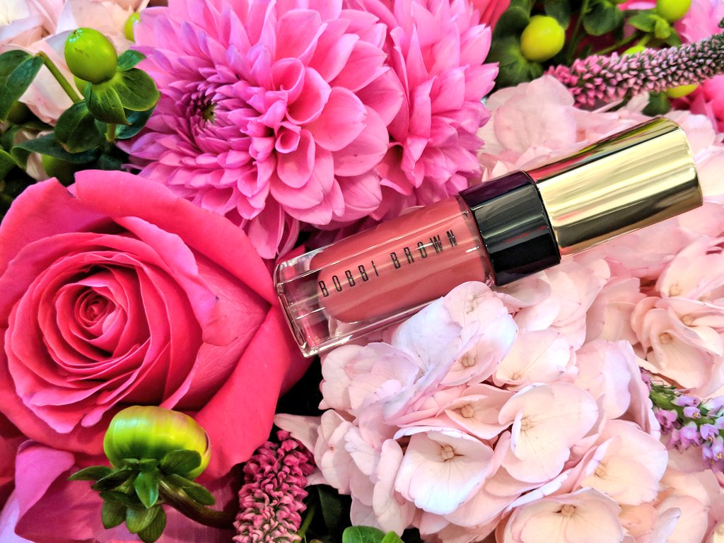 GentlyJenn's tweet photo. just tried this new @BobbiBrown luminous shine with a plumping effect, which is lovely because your girl over here needs some help in that department.
#chickadvisorshowcase #bobbibrownluxelips https://t.co/4VcCHTmOmg