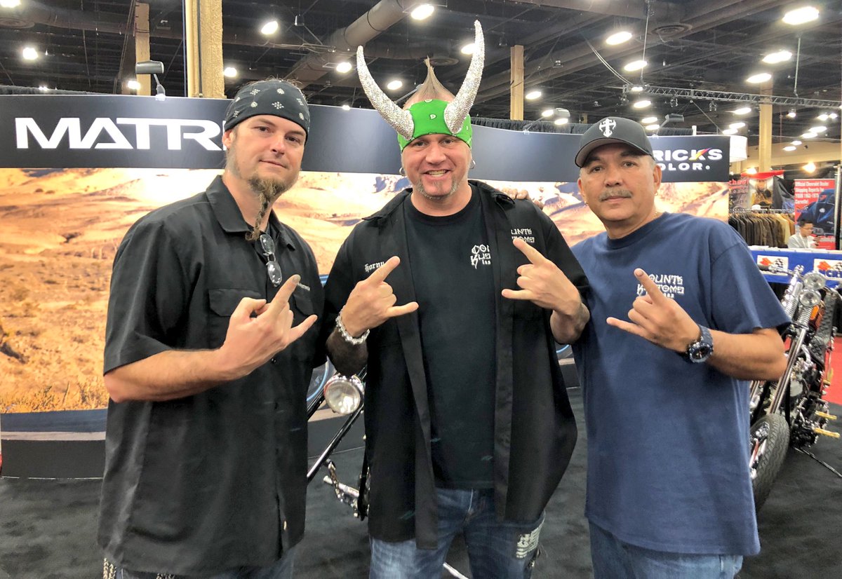 VegasBuzz_TV's tweet photo. The team from @CountsKustoms always happy to see fans! #countskustoms #matrixpaint #BarrettJackson #lasvegas https://t.co/GUJ0vQNKJm
