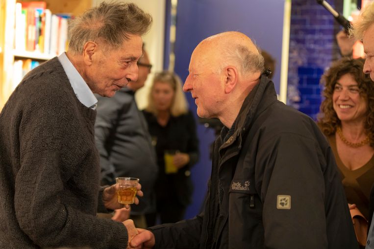 Nathalie Huigsloot (@nhuigsloot) on Twitter photo De vriendschap was 'helemaal kapot'. Door 'n aanvaring tijdens 'n manische aanval was Maarten 't Hart bang geworden, zei Maarten Biesheuvel in <a href="/volkskrantmag/">Volkskrant Magazine</a>. 't Hart las het en besloot vandaag naar zijn boekpresentatie te komen. Na 15 jaar schudde hij zijn oude vriend de hand. De vriendschap was 'helemaal kapot'. Door 'n aanvaring tijdens 'n manische aanval was Maarten 't Hart bang geworden, zei Maarten Biesheuvel in <a href="/volkskrantmag/">Volkskrant Magazine</a>. 't Hart las het en besloot vandaag naar zijn boekpresentatie te komen. Na 15 jaar schudde hij zijn oude vriend de hand.