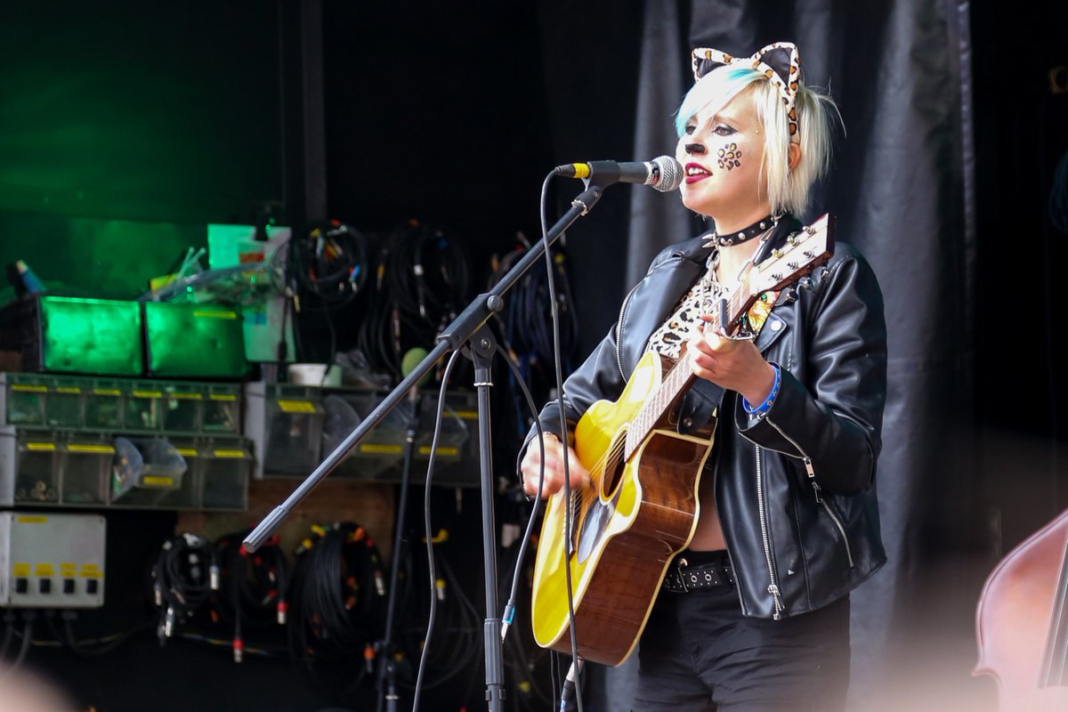 NigelNott's tweet image. Theresa May with her “I’m IN” placard joining @euinbrum @BathforEurope @albawhitewolf @mikegalsworthy @Femi_Sorry and thousands more at the fabulous #BinBrexitinBrum rally today calling for a #PeoplesVote !
 We CAN win!
#RemainAndReform