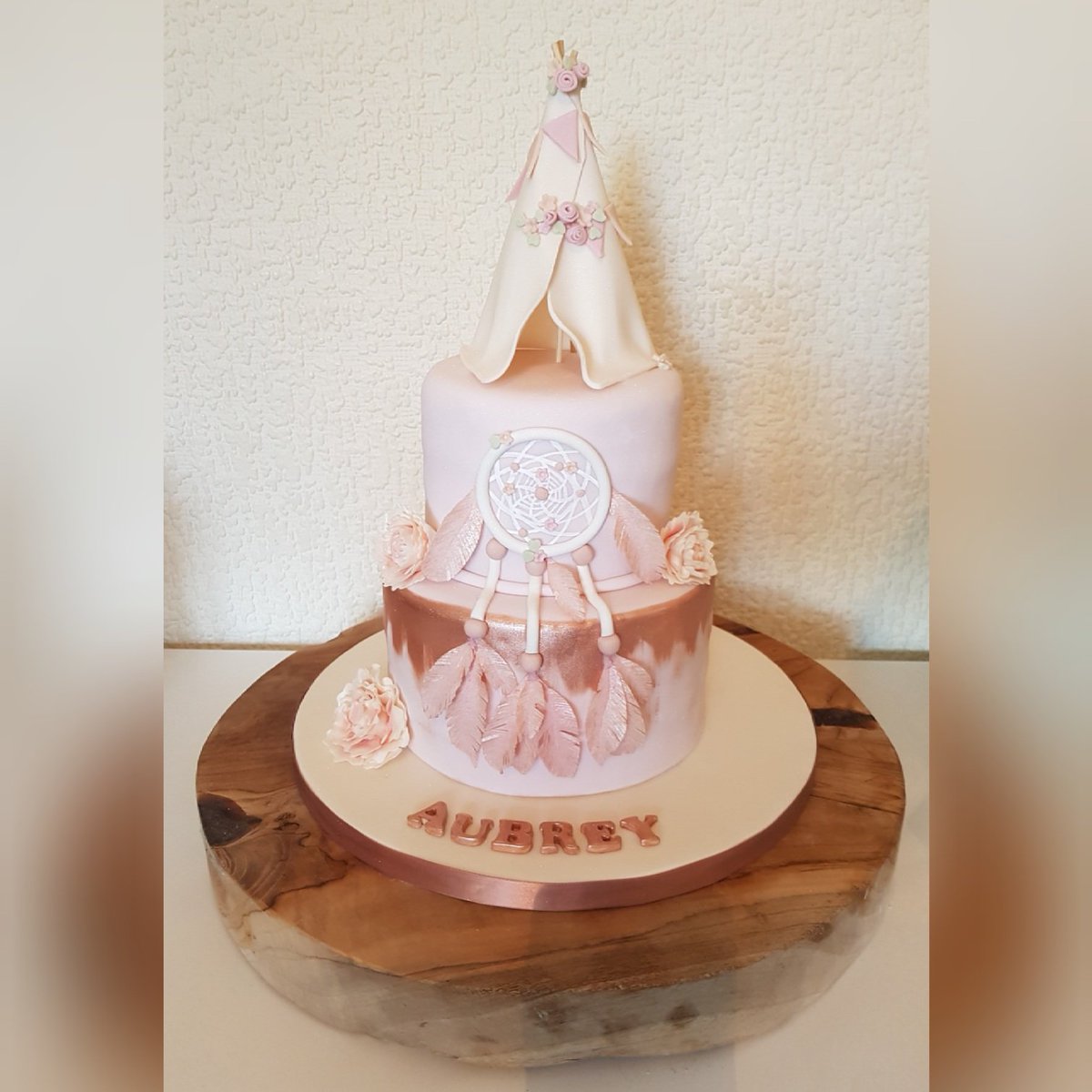 Boho cake with teepee and dream catcher.

All handmade and edible.

#BohoCake #twotiercake #vanillacake #lemoncake #sugarflowers #AuntieCakeBakes #cakedesign #cakedecorator