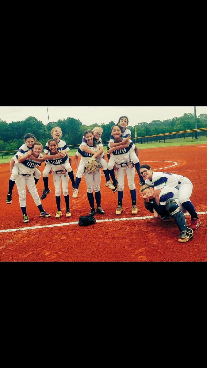 kbaker_21's tweet photo. Don’t mind us, we just came out to sweep up 😎 #latitans #fastpitch #fasa https://t.co/z1s7yp3LAy