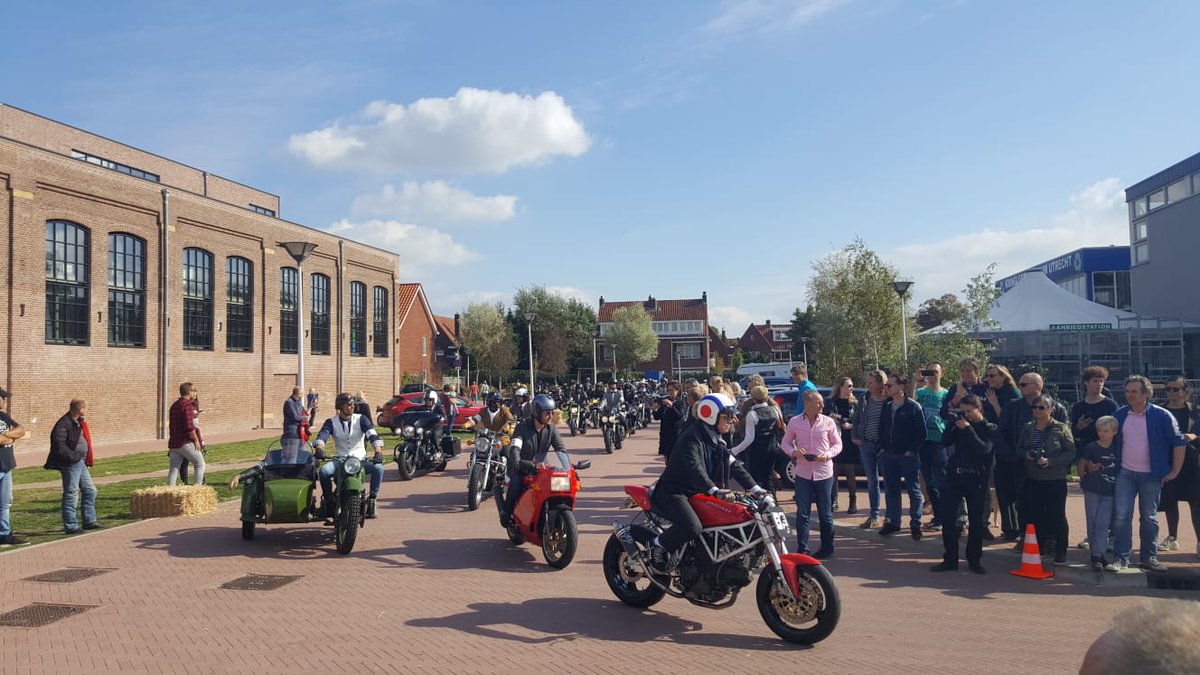 AlexandraDoorn's tweet photo. Omdat Pieter zelf niet meer kan rijden, nemen zijn collega’s het stokje over! #mooigebaar #distinguishedgentlemansride2018 #VolvoBeesd ❤️ https://t.co/jqjjWLWpBJ