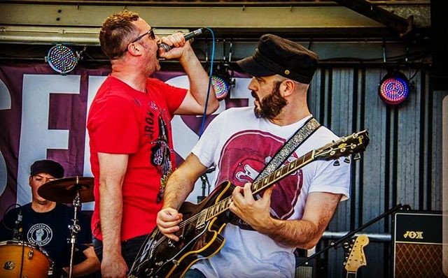 Clockbeats's tweet photo. Reposting @rleukofficial:
Osfest 2017 photo credit Kristen Goodall #outdoor #festival #livemusic #osfest17 #gibson #1978guitar #es335 #singer #guitarist #voxac30 #drummer #designedbyhumans #musicfestival #vintageguitar #souldierstraps #brothers https://t.co/msZfmTQLlF