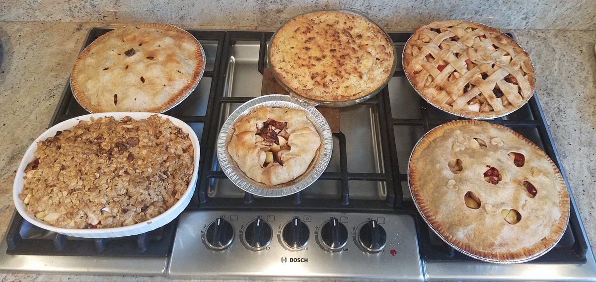 RachelleGaudet's tweet image. Baking complete! Now to eating!