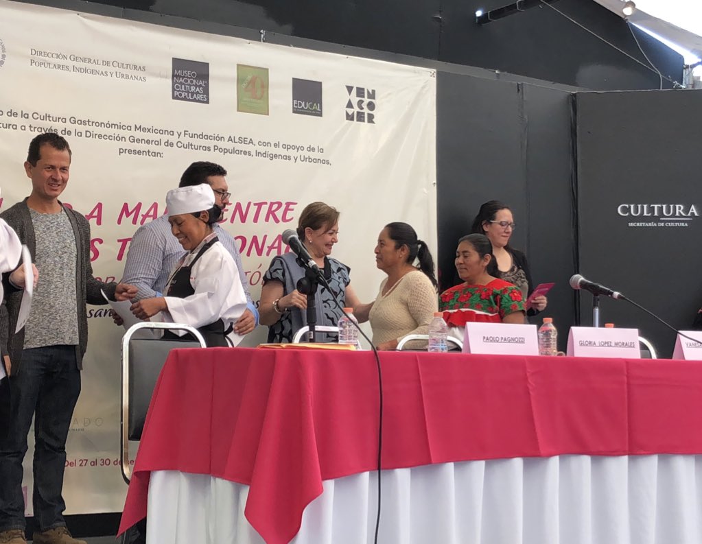 CCGM_MX's tweet photo. Entrega de reconocimientos a cocineras tradicionales y mayoras por su participación en el encuentro #ManoAMano @ElPortonMexico. @MNCP_DGCP @dgcpopulares https://t.co/WmvztRLc2V