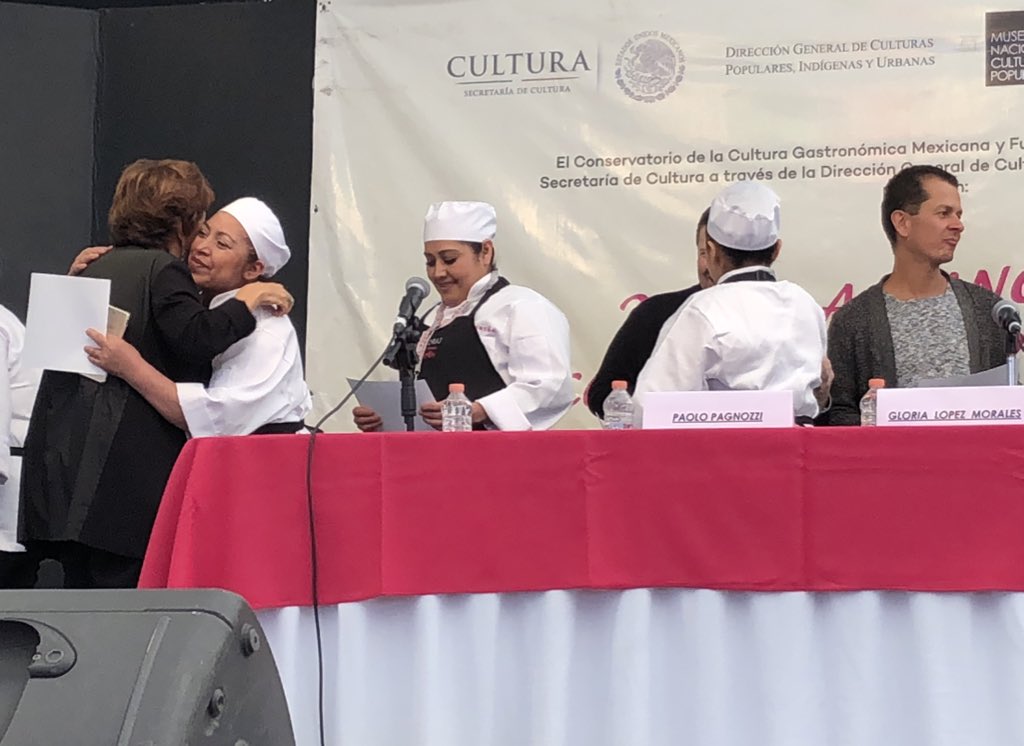 CCGM_MX's tweet photo. Entrega de reconocimientos a cocineras tradicionales y mayoras por su participación en el encuentro #ManoAMano @ElPortonMexico. @MNCP_DGCP @dgcpopulares https://t.co/WmvztRLc2V