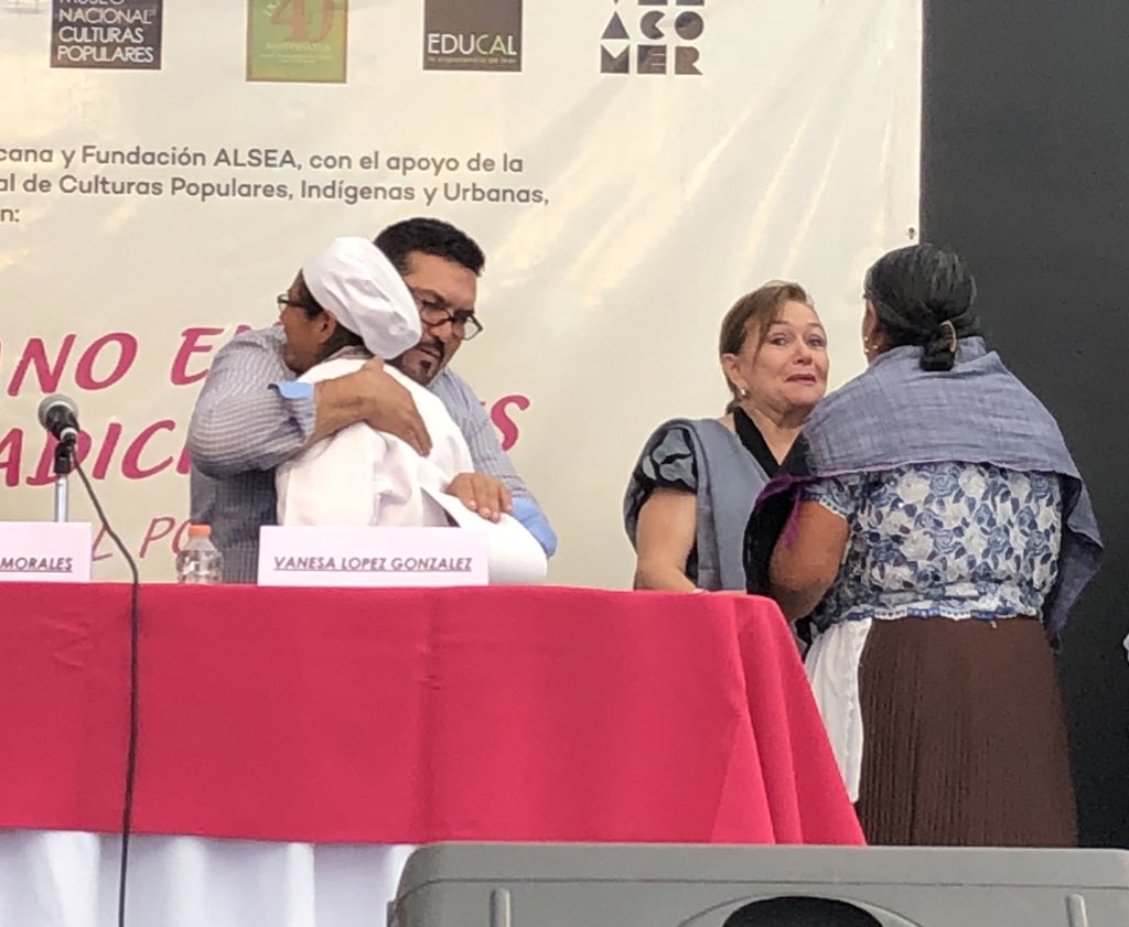 CCGM_MX's tweet photo. Entrega de reconocimientos a cocineras tradicionales y mayoras por su participación en el encuentro #ManoAMano @ElPortonMexico. @MNCP_DGCP @dgcpopulares https://t.co/WmvztRLc2V