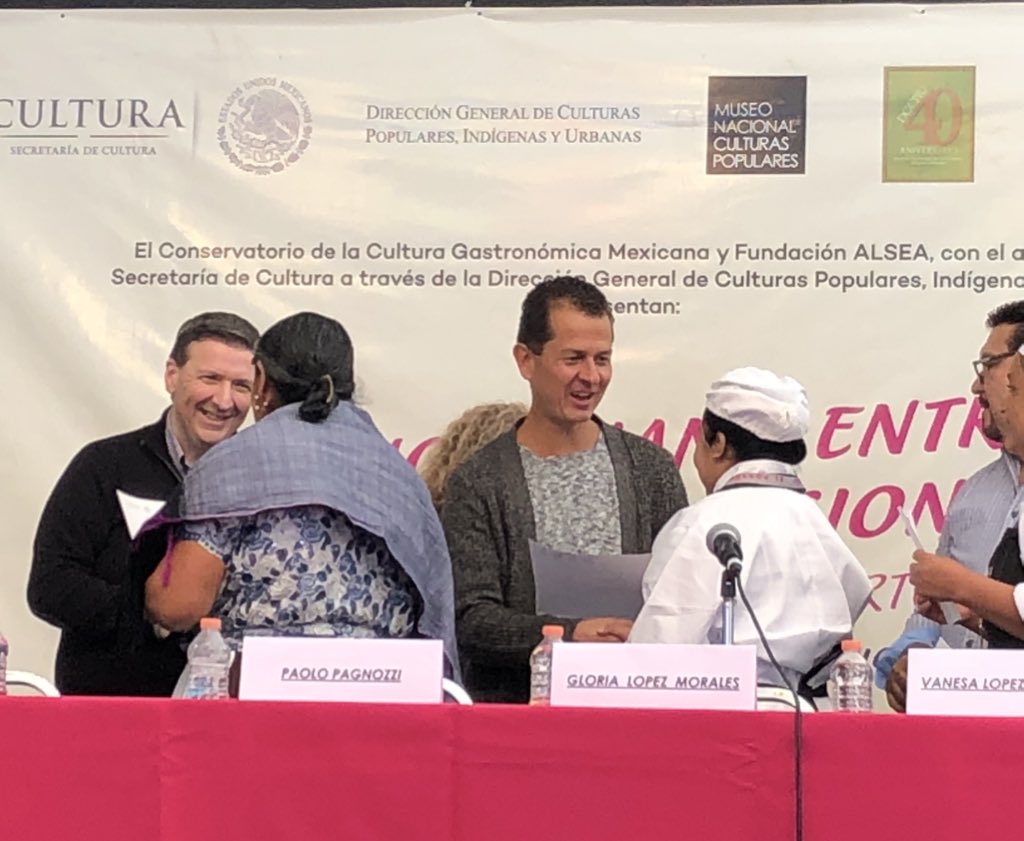 CCGM_MX's tweet photo. Entrega de reconocimientos a cocineras tradicionales y mayoras por su participación en el encuentro #ManoAMano @ElPortonMexico. @MNCP_DGCP @dgcpopulares https://t.co/WmvztRLc2V