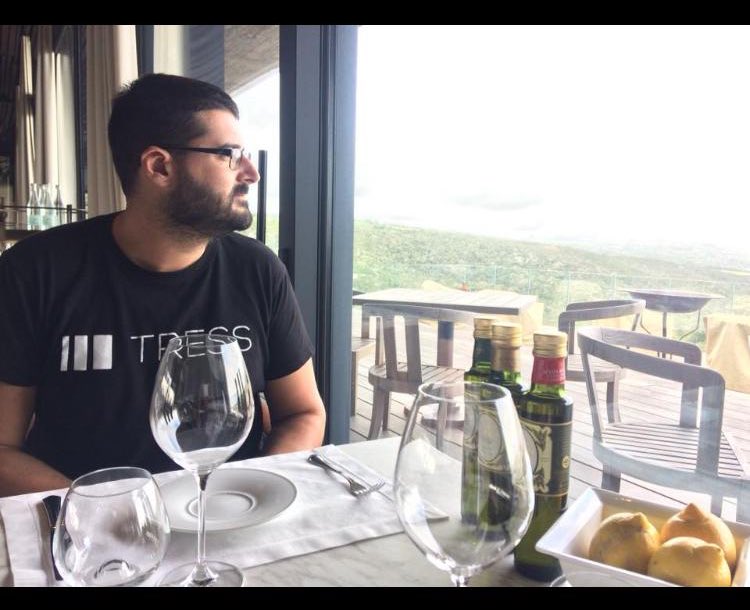 #Tress cruza el charco de la mano de nuestro maestro <a href="/JoanBelTor/">Joan Belda Tortosa</a> Su ansia por conocer y descubrir nuevas #bodegas y #viñedos no tiene límites y ahora se encuentra explorando #Argentina <a href="/ArgWineBloggers/">ArgWineBloggers</a> Esperando tu pronto regreso. Suerte amigo