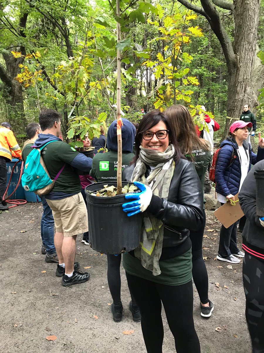 ZiZiS4's tweet photo. The key to a greener planet is in your hands. #JournéesDesArbresTD #TDTreePlanting #Bénévole            🌲💚🌲 @TDFEF https://t.co/5LyfscSFtJ