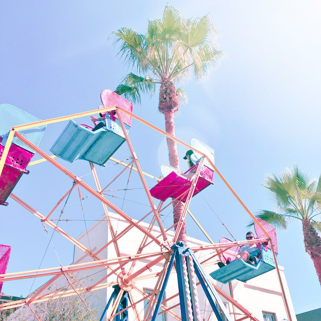 AbbotKinneyFest's tweet photo. Games, beer gardens, live music, food trucks, and plenty of artisan vendors! Join us on #abbotkinney for the #akf2018 until 6pm tonight. https://t.co/ZCvHtuCx6o