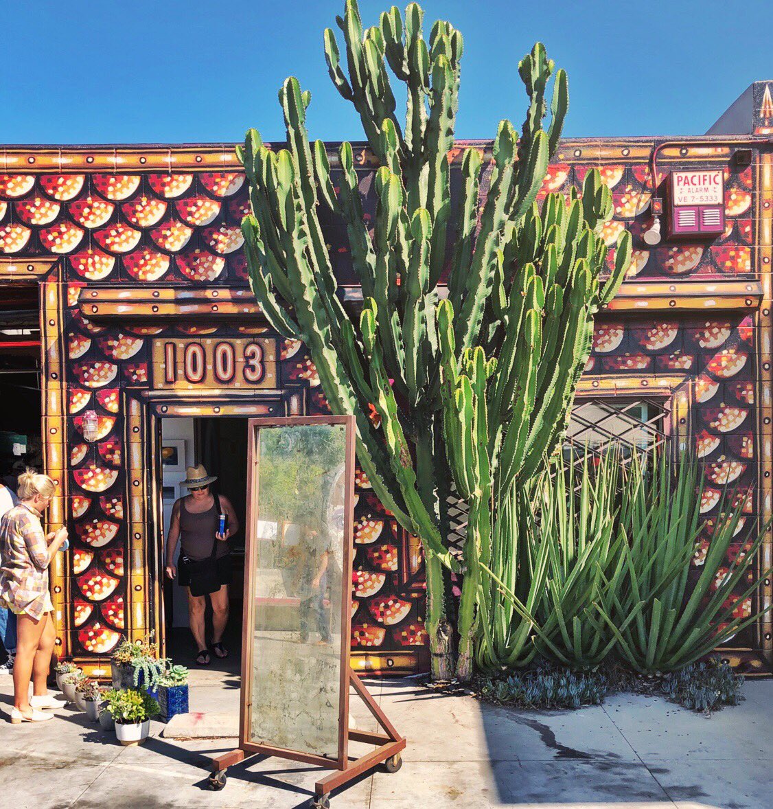 abbotkinneyblvd's tweet photo. Visit #abbotkinney for the #akf2018 going on until 6pm today! @AbbotKinneyFest https://t.co/mqDLaPgE20