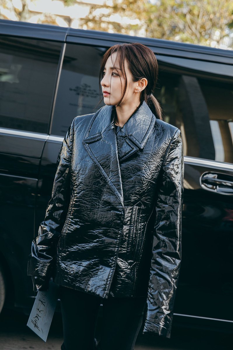 krungy21ys's tweet photo. Haider Ackermann #pfw #dara photo by #jaylim 🙏🏻 https://t.co/Lhd3AsAbGc