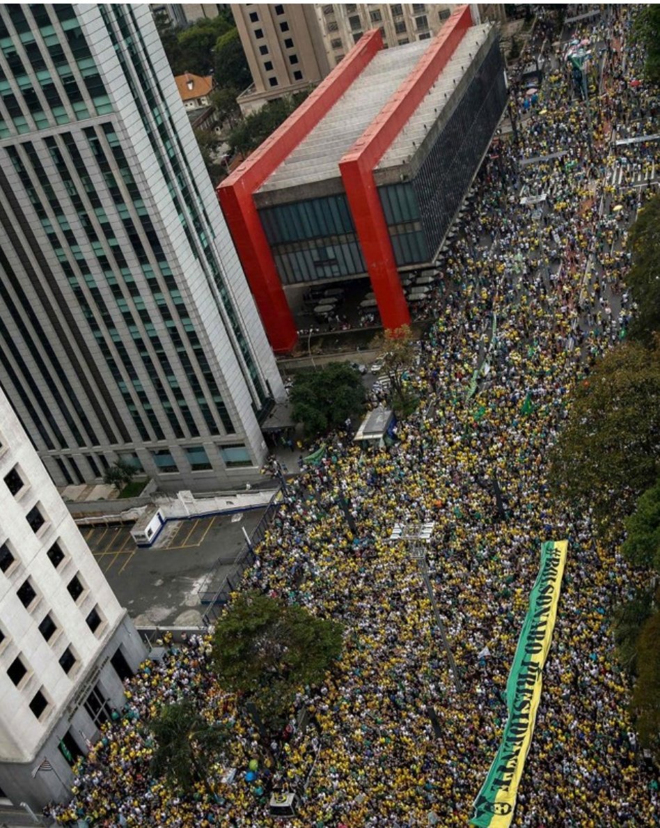 maepatriota's tweet image. Será q esta foto será a capa dos jornais de amanhã? Ou será a outra? Veremos o q aprontarão... 😒