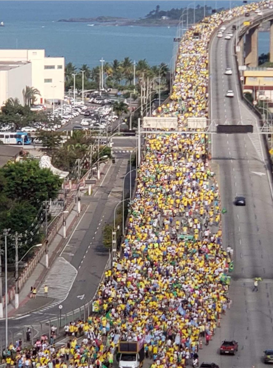maepatriota's tweet image. Será q esta foto será a capa dos jornais de amanhã? Ou será a outra? Veremos o q aprontarão... 😒