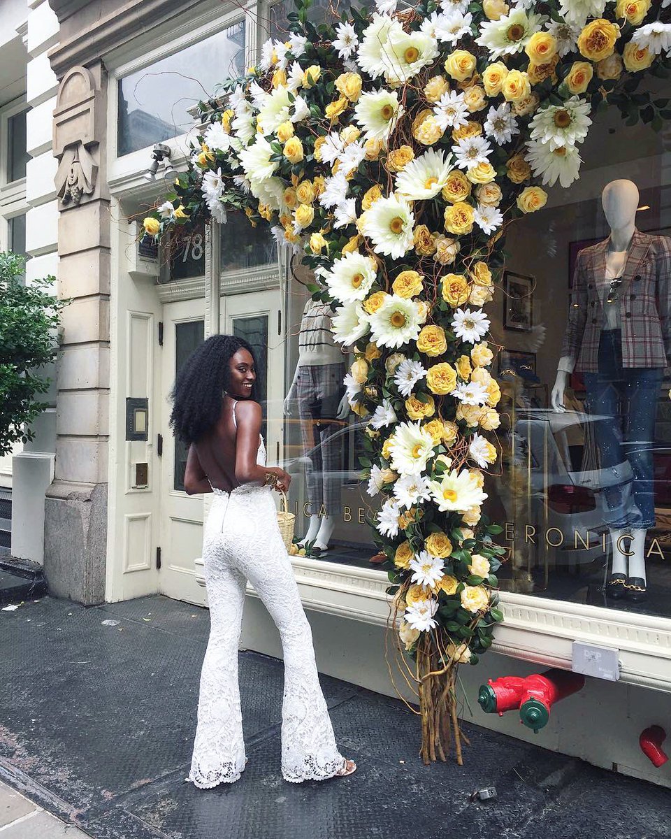 moresocially's tweet photo. Get out and smell the roses. 🌹🌹#floratorium Floratorium https://t.co/KAmAnFMdJA