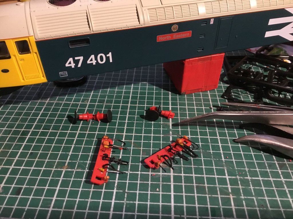 CicelyTmd's tweet photo. 30/09/18 47401 North Eastern project
Bit confused ๐ค when she was blue she had Red bufferbeam, in LLB she has a black bufferbeam ๐
Do I paint the bufferbeam black? ๐ฎ
#ViTrains #DuffsRule #CicelyBridgeMotivePower #DCCsound
(Photos thanks G00gle + others) https://t.co/9FrcB0kLVz