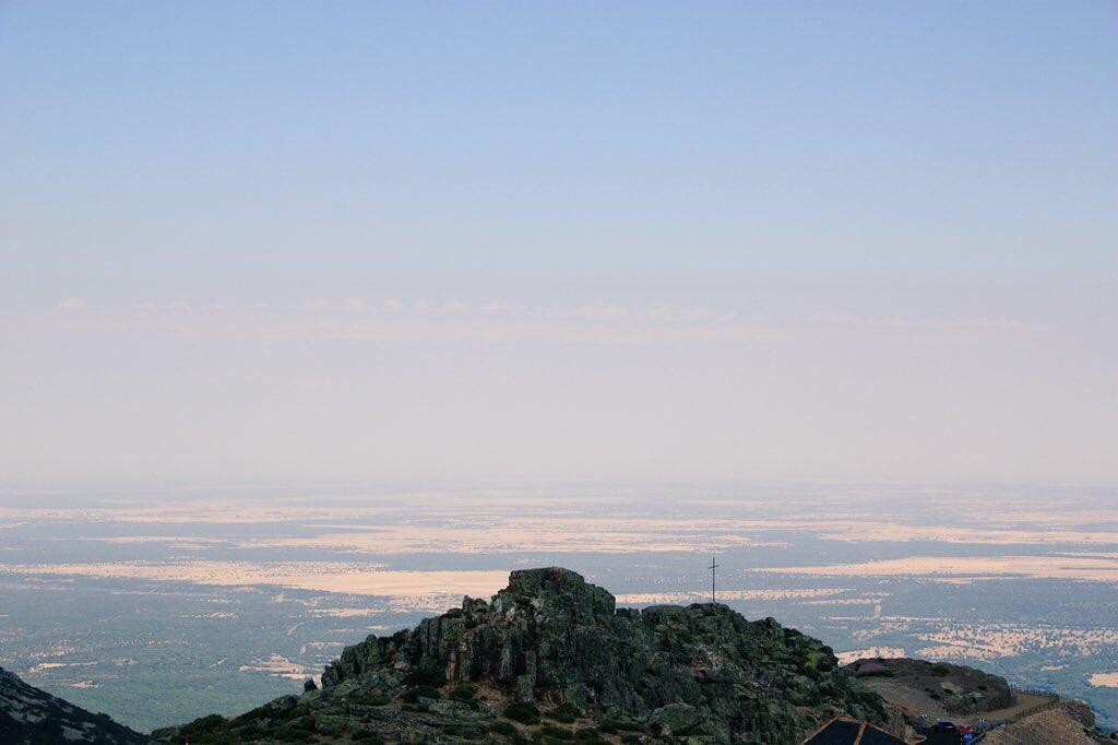 Arteandonos's tweet photo. Los #paisajes #pueblos y #paisajes de esta zona #rayanaconExtremadura dejan sentir una #energiamisterica que sin duda te cargará las pilas. #EspañaMaravillosa #LugaresConEncanto #LugaresdePoder https://t.co/XcyY1kkSTt