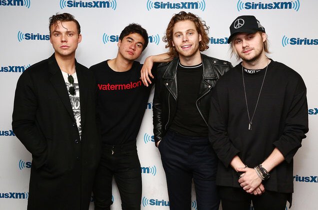 fallininr0ses's tweet image. Imagine supporting a band for nearly 7 years, reaching so many milestones, making history, growing up and learning, all together. You deserve this and more @5SOS thank you for always being that light for me #CONGRATS5SOS I love you all sm
