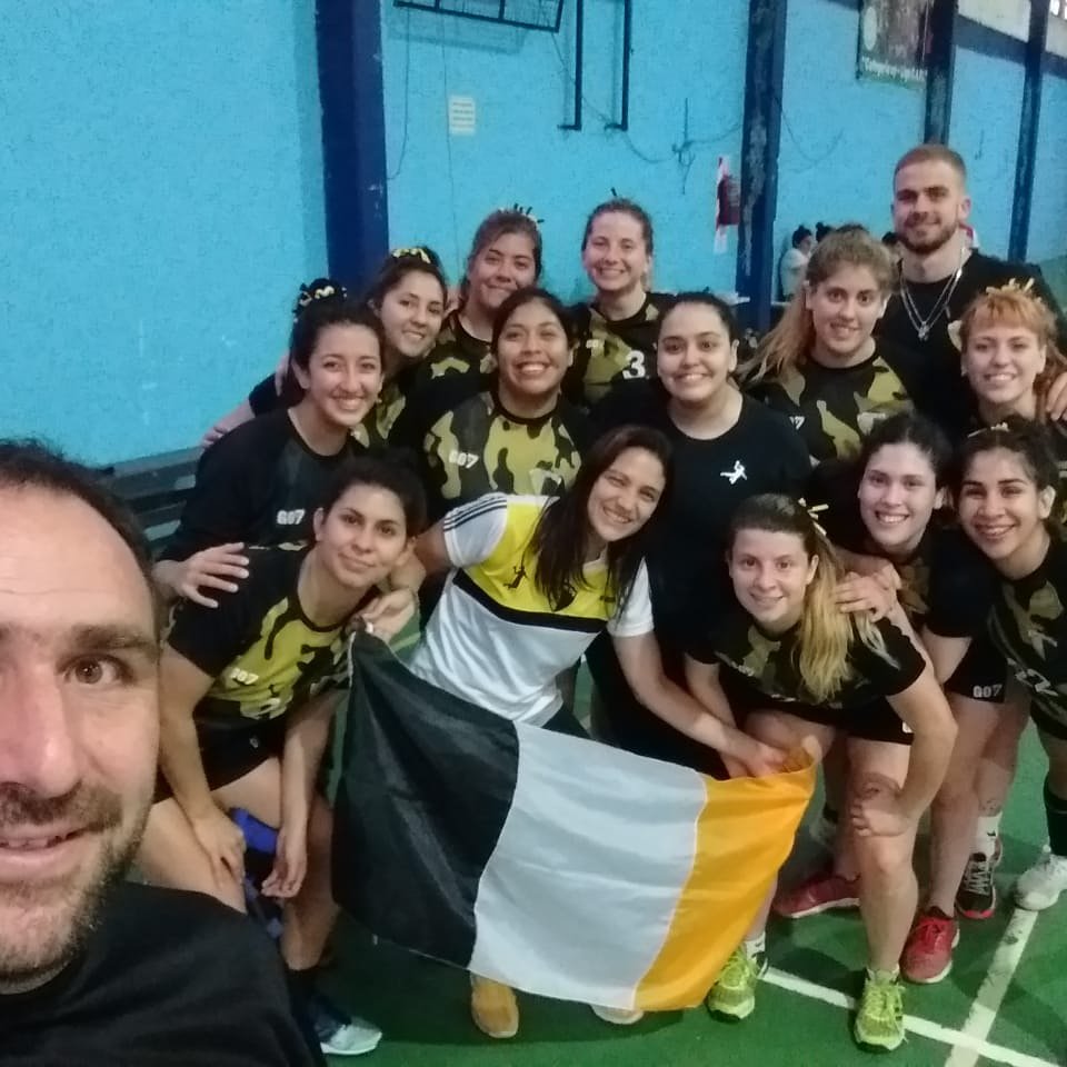 CPBCRAoficial's tweet photo. #handball #ClubBancoCentral #cpbcra 
Partido y triunfo contra Villa Unión (26 - 21), primer año en la federación y con el triunfo de este fin de semana, logramos el ascenso a 5ta división de Femebal. @nico_masti 
https://t.co/BXMcYtpQtF #AmorXlaCamiseta https://t.co/yANhyK5Npj