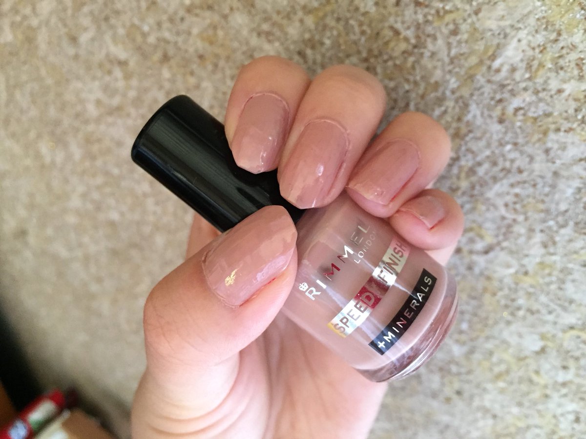 ベリル ネイル 今回はピンクベージュの落ち着いた色で ネイル マニキュア ピンクベージュ Rimmel Speedyfinish