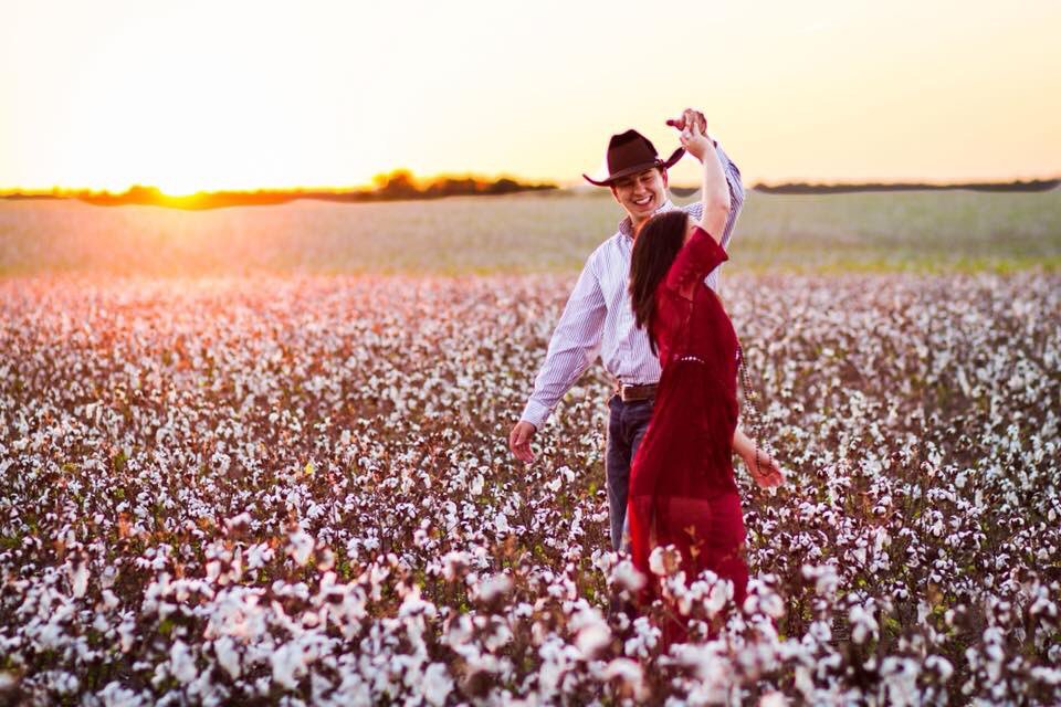 dakotay96's tweet photo. I got dill to take fall pictures w/ me and..I’m in love 😍😩 https://t.co/myQ9p3ODvf