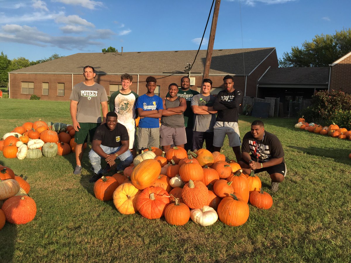 D-Line put in the work today doing some community service at New Covenant Church.   They unloaded 1500 pumpkins to help out the church set up for their fall activities.