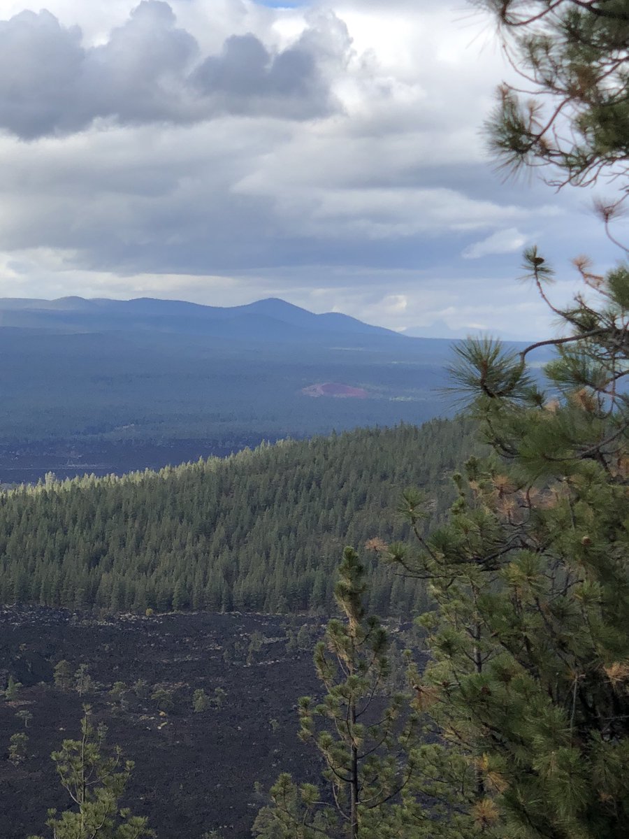 BarbRocks's tweet photo. Lava Butte cinder cone has spectacular views of so many mountain peaks, plus the fire lookout on top spots fires far in the distance. 🏔
#lavabutte #newberrynationalvolcanicmonument #oregon #vanlife #rvlife #roadtrip #youcantfakeawesome https://t.co/9zdz8Q9Xj7