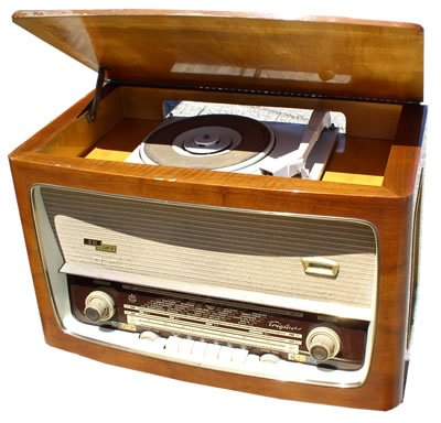 Ustanak202's tweet photo. Danas @prviprogram slavi 94. godine postojanja. O tome, specijalno @voditelj202 i #Crtica202 na linku https://t.co/CkV5GBUSMs #radio #beograd #prviprogram #prvasmena #tradicija #kultura #informisanje https://t.co/a4UaviRJTF