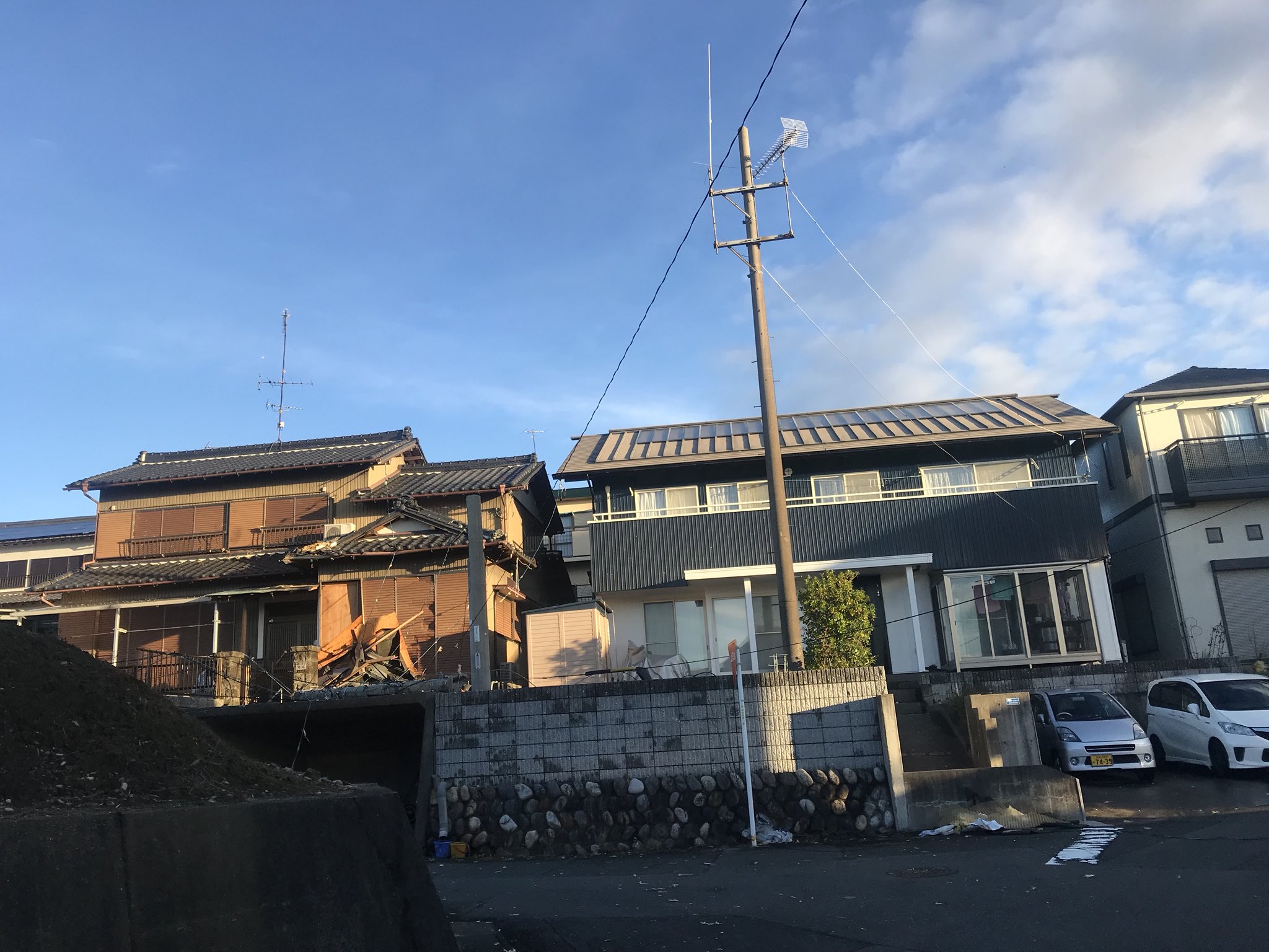 画像 : 昨晩の23時頃に、南側の2階建ての借家の屋根が飛び、電柱も2本折れました。隣の家の玄関前に屋根が散乱！我が家は大丈夫でしたが ...