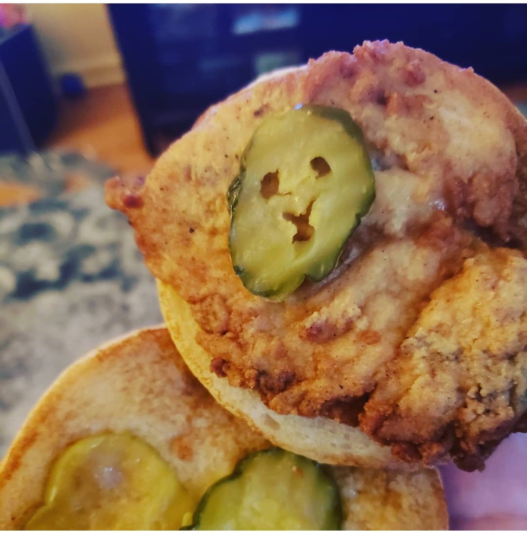 MissZen81's tweet photo. @FacesPics Smiling pickle in my Chic-Fil-A sandwich. #facesinthings https://t.co/T7Nkt77Wdn