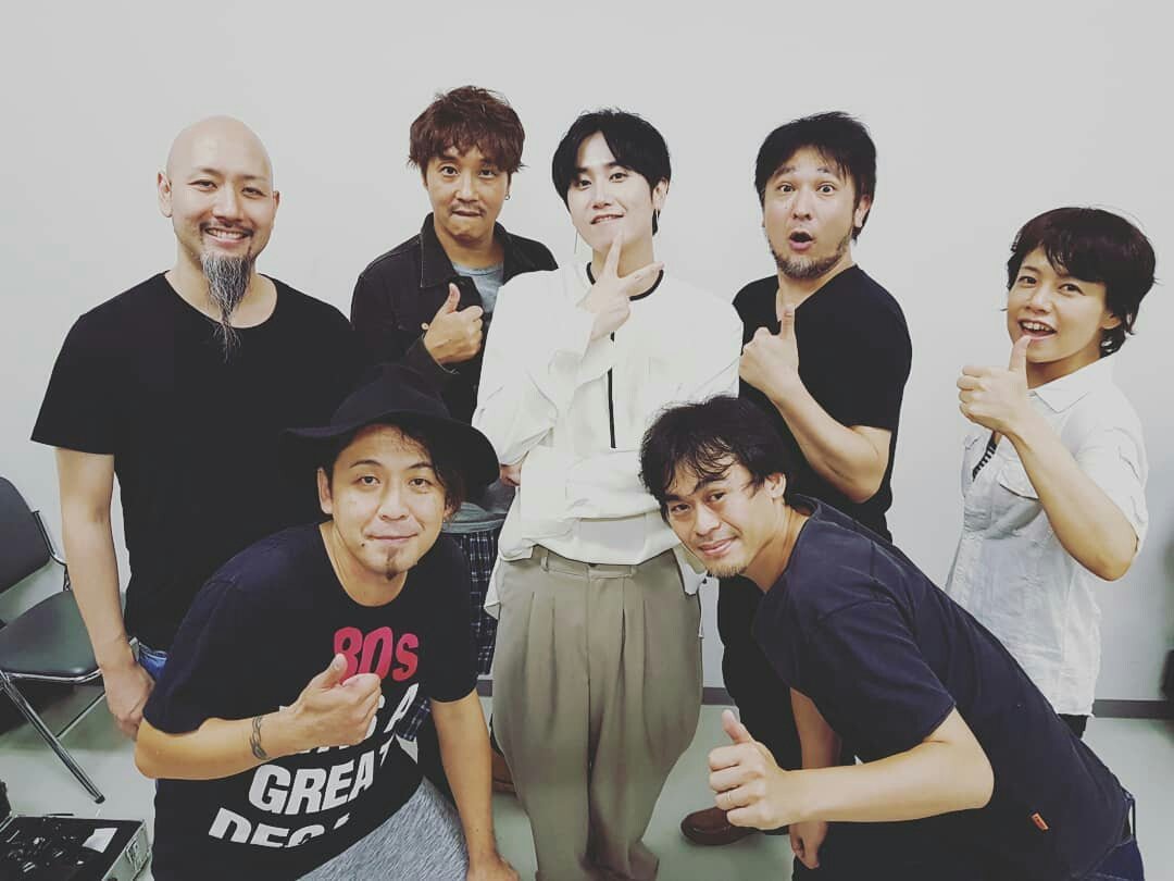 501wangja's tweet photo. Regrann from youngsaeng17  -  뒤늦은 밴드분들과의 샷!! 인증~~ㅋ
お~~~~つかれさまでした！
昨日 メチャ うれしかったし。
バンドと うたって おもしろかったし。
でもさ ちょっと のどが おかしい なくなって ざんねん だけどさ。
も。。がんばらなきゃ！
じゃあ~~つぎも また あおうよん~ https://t.co/hf2yUzXKs9