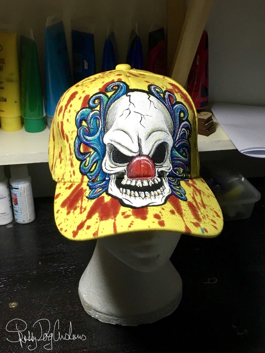 talentedwitches's tweet photo. I just finished this creepy clown skull. The most fun part was the blood splashing 😂💕💀🤘🏻
#customisedcaps #skullcaps #clownskull #bloodsplash #loveanythingskull https://t.co/SpmS3uBMG7