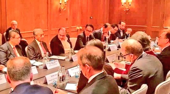 Hadir bersama dalam satu sesi taklimat kepada institusi-institusi pengurusan dana global mengenai peluang-peluang pelaburan di Malaysia.

Taklimat itu disampaikan YAB PM <a href="/chedetofficial/">Dr Mahathir Mohamad</a> sebentar tadi di kota London.