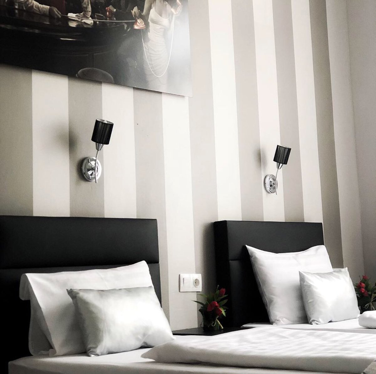 FullMoonHostel's tweet photo. Good night from Full Moon!💫✨🌕
•
#budapest #photography #hungary #traveller #photooftheday #like #fullmoon #hostel #designhostel #fullmoonhostel #traveller #night #october #autumn https://t.co/i1NTvhILmy