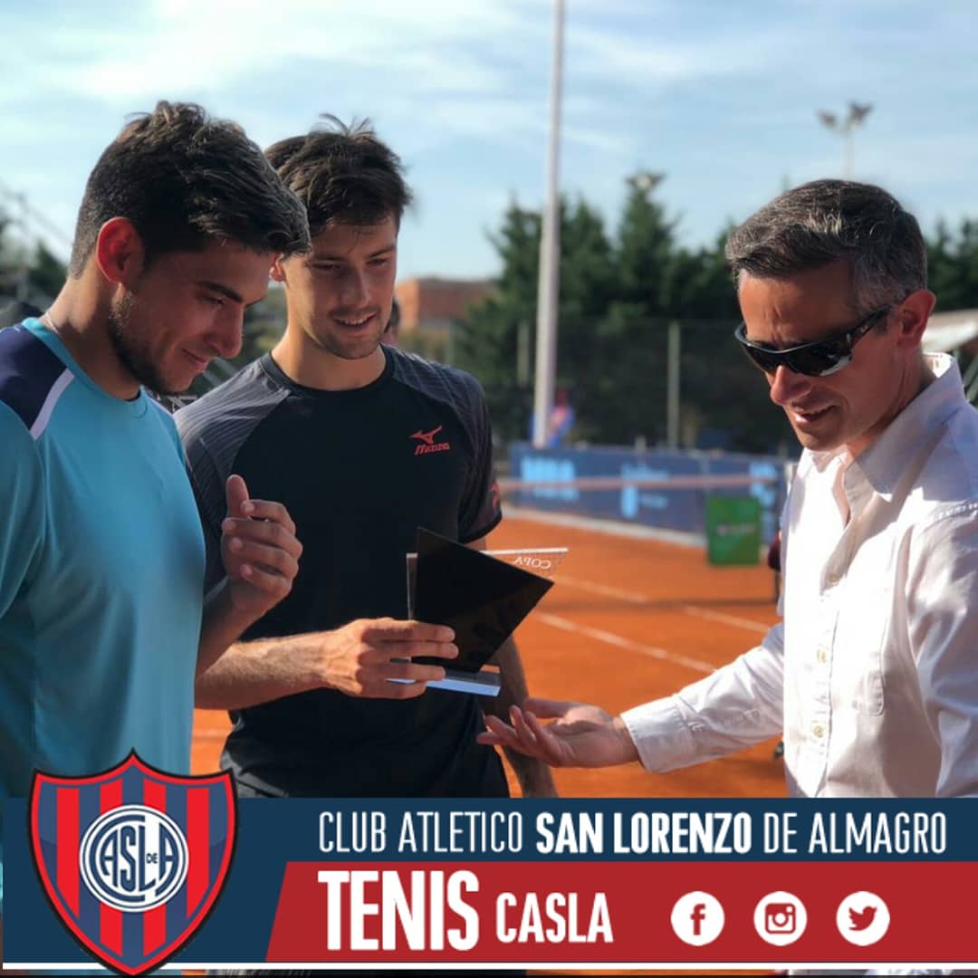 TenisCASLA's tweet photo. Recordamos este increíble momento cuando la pareja de dobles @juanigalarza1 y @mkestelboim recibían su trofeo como campeones del #futurecasla , reconocimiento entregado por @betomanasok .
#tennis #Teniscasla #soycuervo #tennispro #pro #arg #sanlorenzo #casla #lasante #podio https://t.co/xoaS5VrjNe