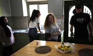 dd_grubu's tweet photo. Ahed Tamimi’nin evi ve öteki Filistinliler… Ahed'in evi lüks, elektrik ve suyu var; mutfak eksiksiz. Öteki Filistinlilerin evleri tank mermisi ve buldozer ile yıkılıyor. #İsrail’in elinden gelse onlara oksijen bile vermeyecek. Tesadüf? … Yersen! #AhedTamimi #Palestine #israel https://t.co/FEYVPgIlOv