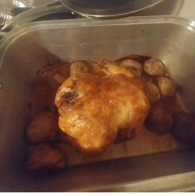 ELMONSTRO_FA's tweet image. Ladies ya have to do better take a cooking class or something idk but this is unacceptable lmaoo #dobetter #learnhowtocook #reallycook #thisishalfass #sorrynotsorry #idk #HellsKitchen #cheframsey @GordonRamsay