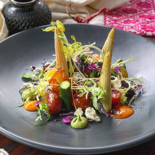 FoodTCMX's tweet photo. Nuestra ensalada ahumada es un manojo de huerto mexicano, compuesta de lechuga, calabaza, elotitos, jitomate cherry, aguacate y un toque de queso Gorgonzola. #FoodTradeCenter https://t.co/QkiauAtd4b https://t.co/LdJ3Xzw6LD